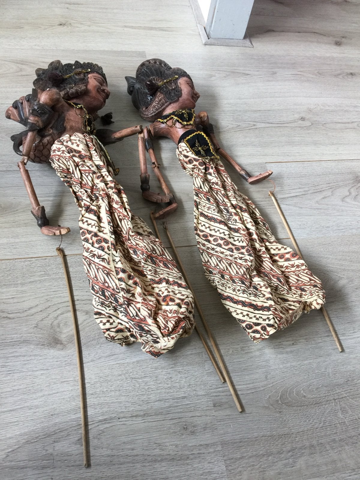 2 Wayang Golek poppen - Indonesië - Hout en textiel, Antiek en Kunst, Bruin, Handgemaakt, Indonesië, Pop