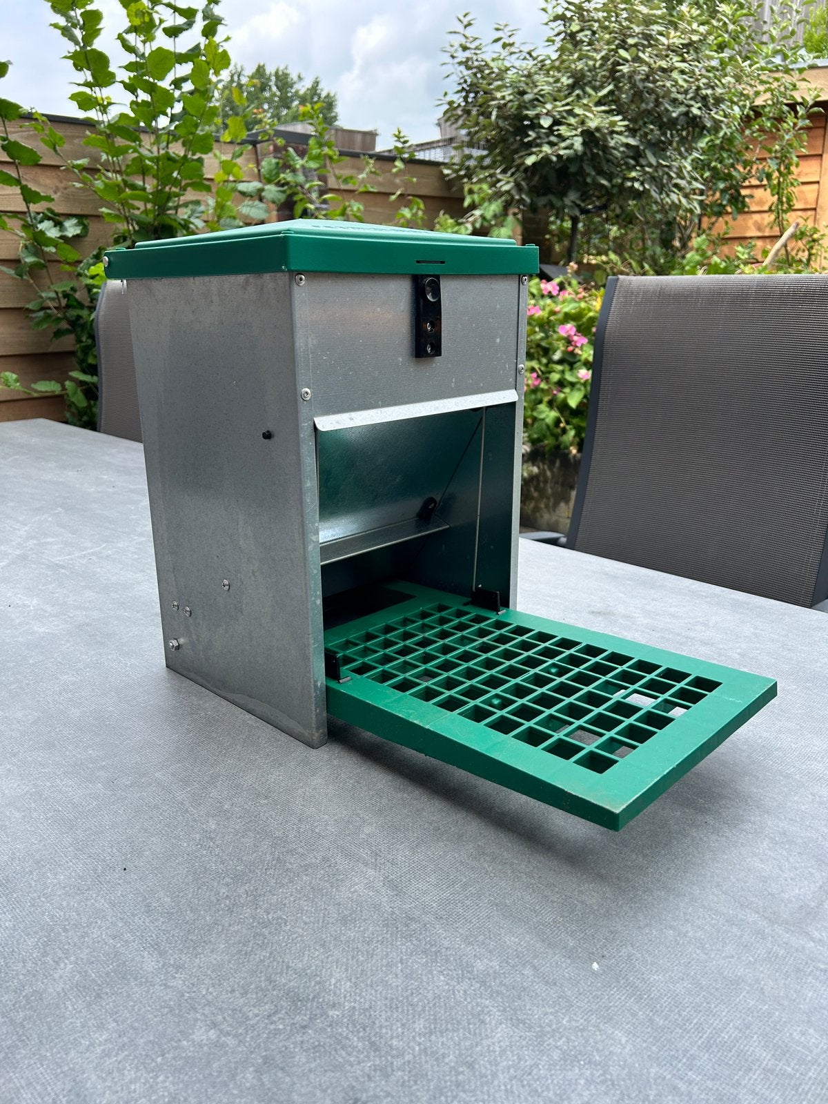 Feed-o-matic (Kippenhuis) voerbak kippen 5kg met ratguard, Dieren en Toebehoren, Pluimvee | Toebehoren, Ophalen, Zo goed als nieuw