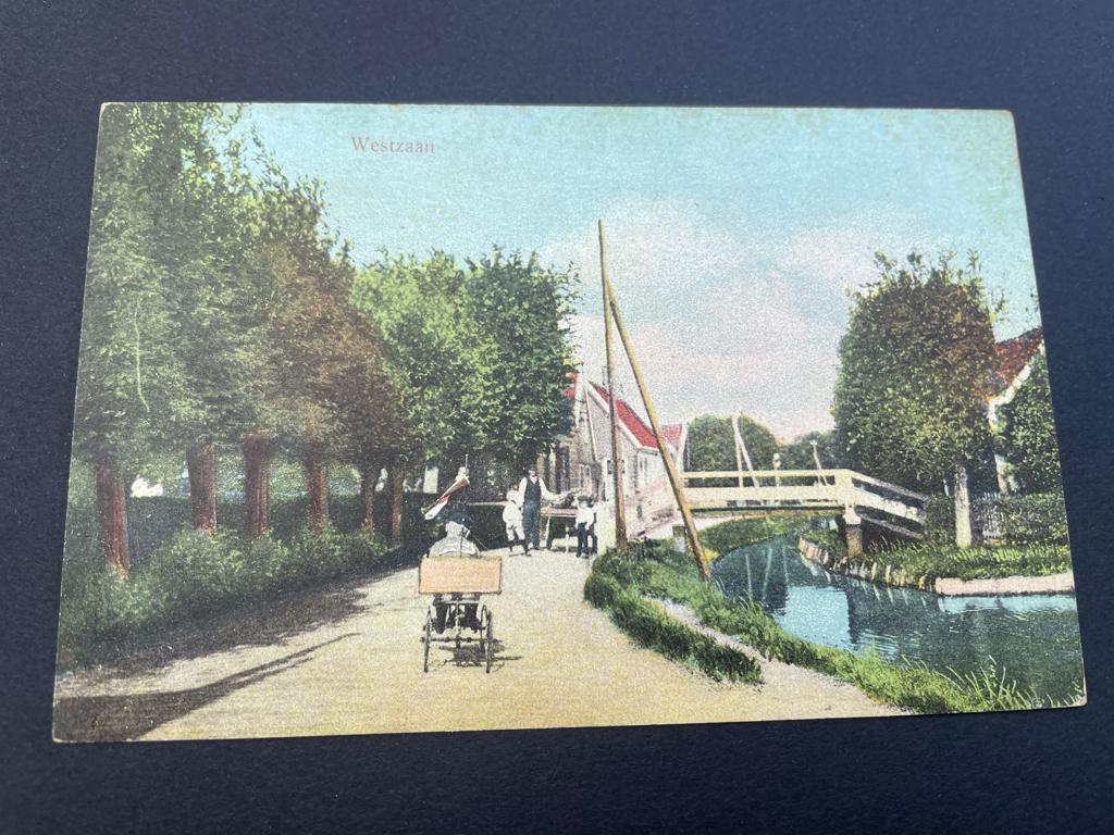ansichtkaart van Westzaan ; Vaart met bakkerskar, hondenkar., Verzenden, 1920 tot 1940