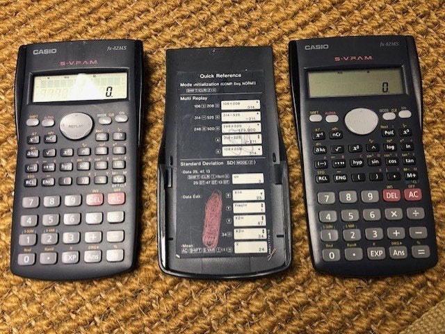 Casio fx-82MS rekenmachine , 2 stuks met 1 beschermhoes . al, Ophalen of Verzenden, Gebruikt