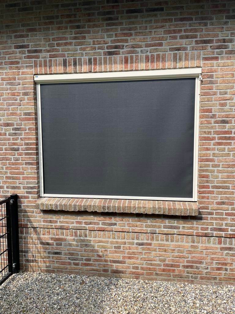 Als nieuw, screen met handbediening maat 1950x1500, Doe-het-zelf en Verbouw, Rolluiken, Ophalen, Zo goed als nieuw, Grijs