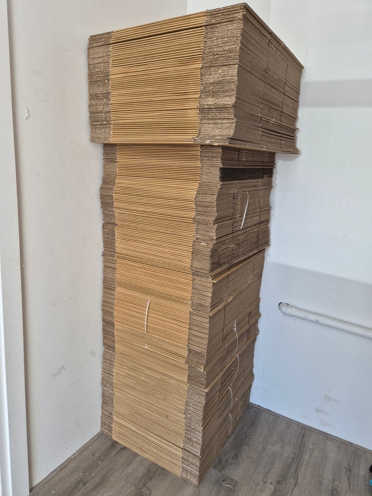 Partij met diverse kartonnen dozen en enveloppen, Ophalen, Doos, 100 cm of meer, Opvouwbaar
