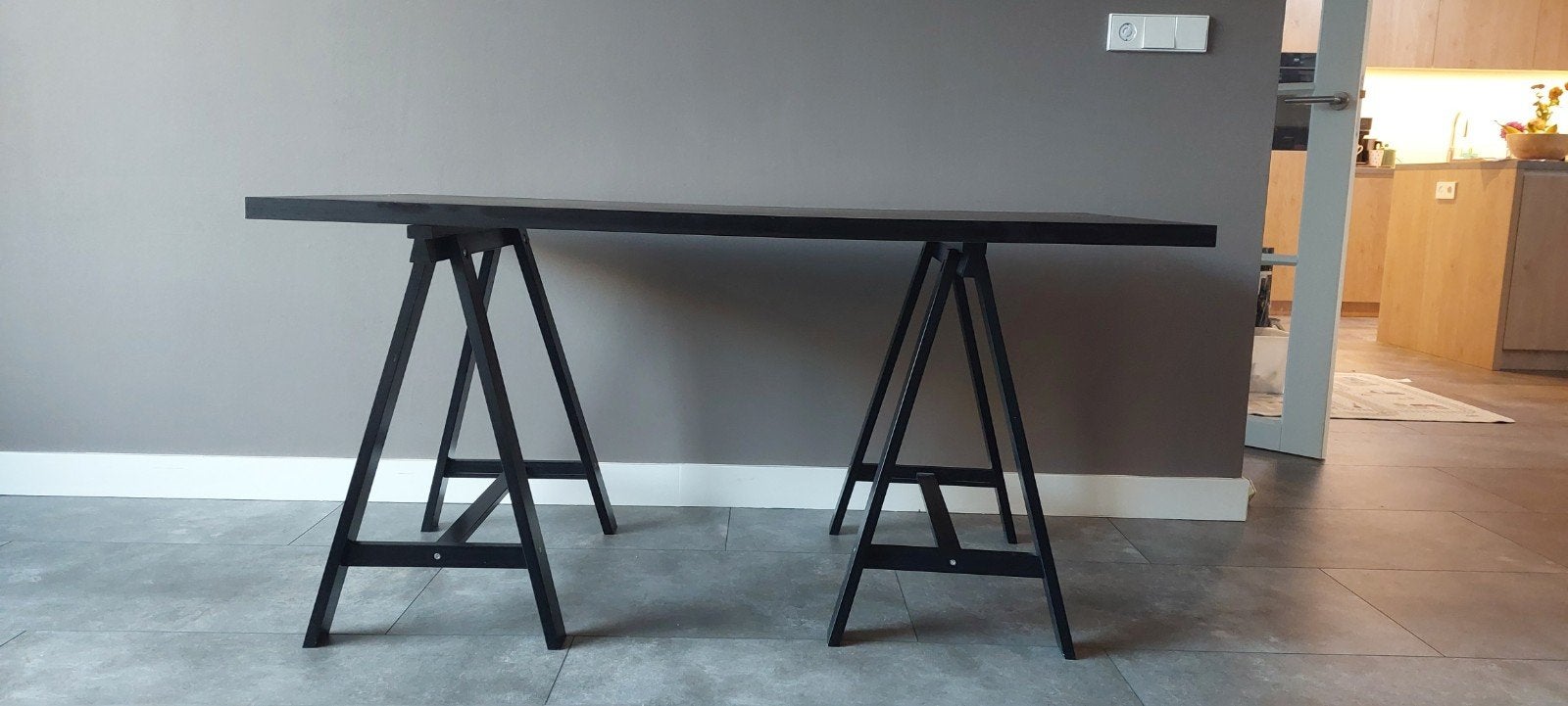 Zwart Ikea bureau op schragen - Modern en functioneel, Gebruikt, 100 tot 150 cm, Tot twee personen, Rechthoekig