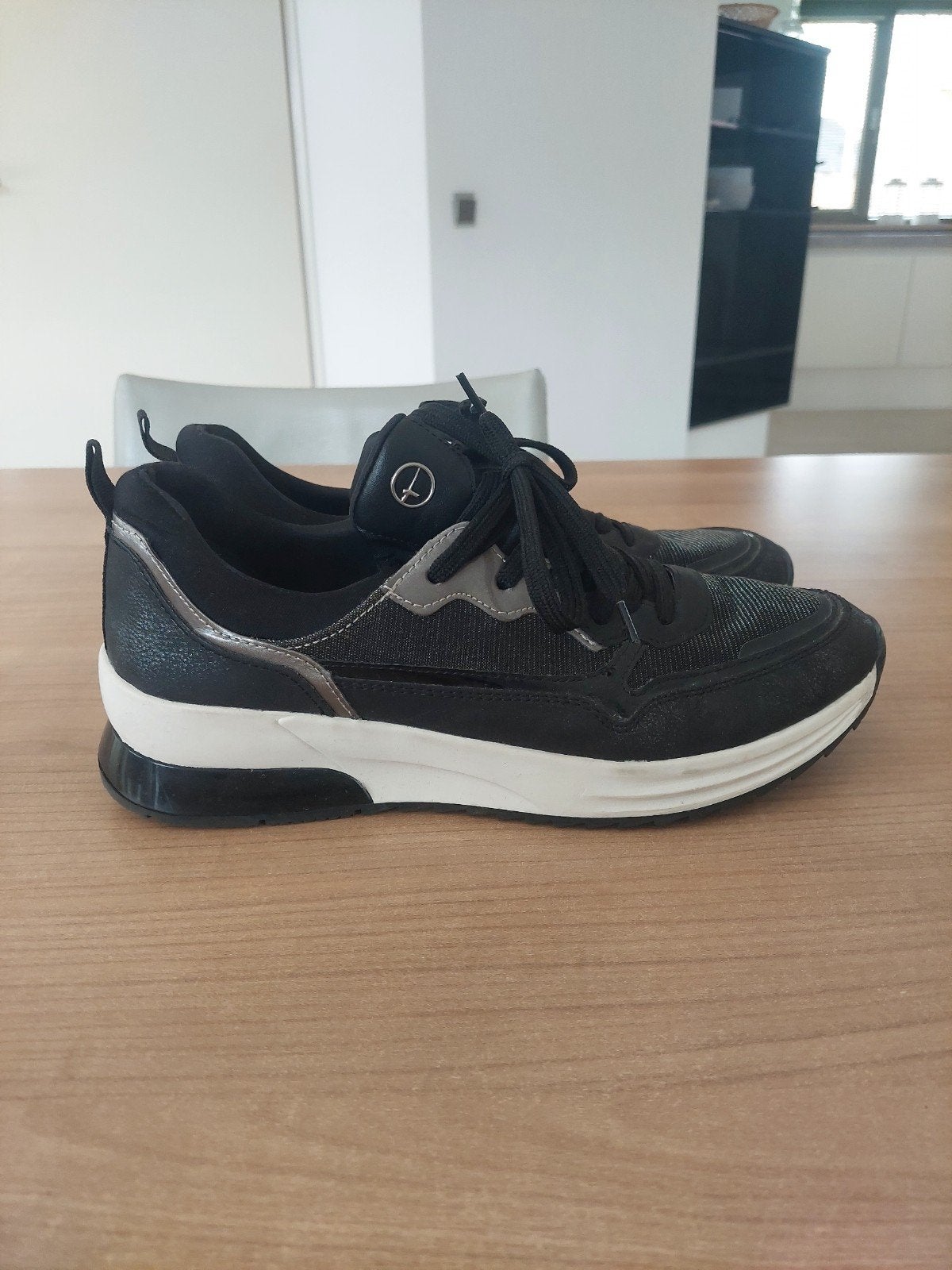 Mooie zwarte sneakers Tamaris maat 41, Ophalen of Verzenden, Zo goed als nieuw, Zwart, Sneakers of Gympen