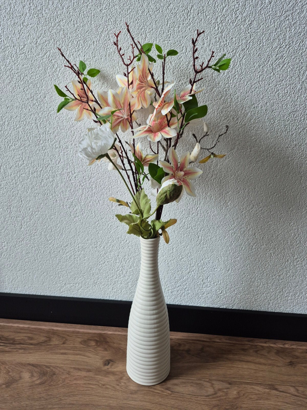 vaas met kunstbloemen, Ophalen