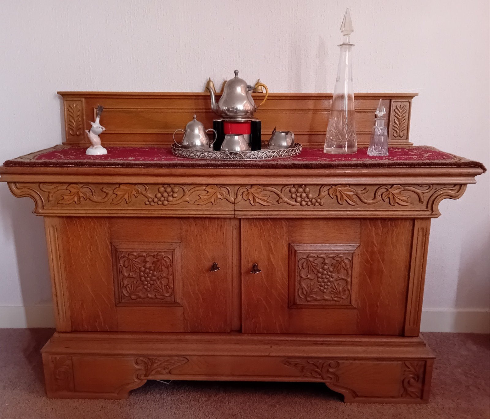 Antiek dressoir met druivenmotief, Ophalen