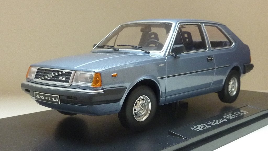 Triple9 Volvo 343 (1982) blauw metalic   1:18, Hobby en Vrije tijd, Overige merken, Www.premium-collectibles.com, Nieuw, Ophalen of Verzenden