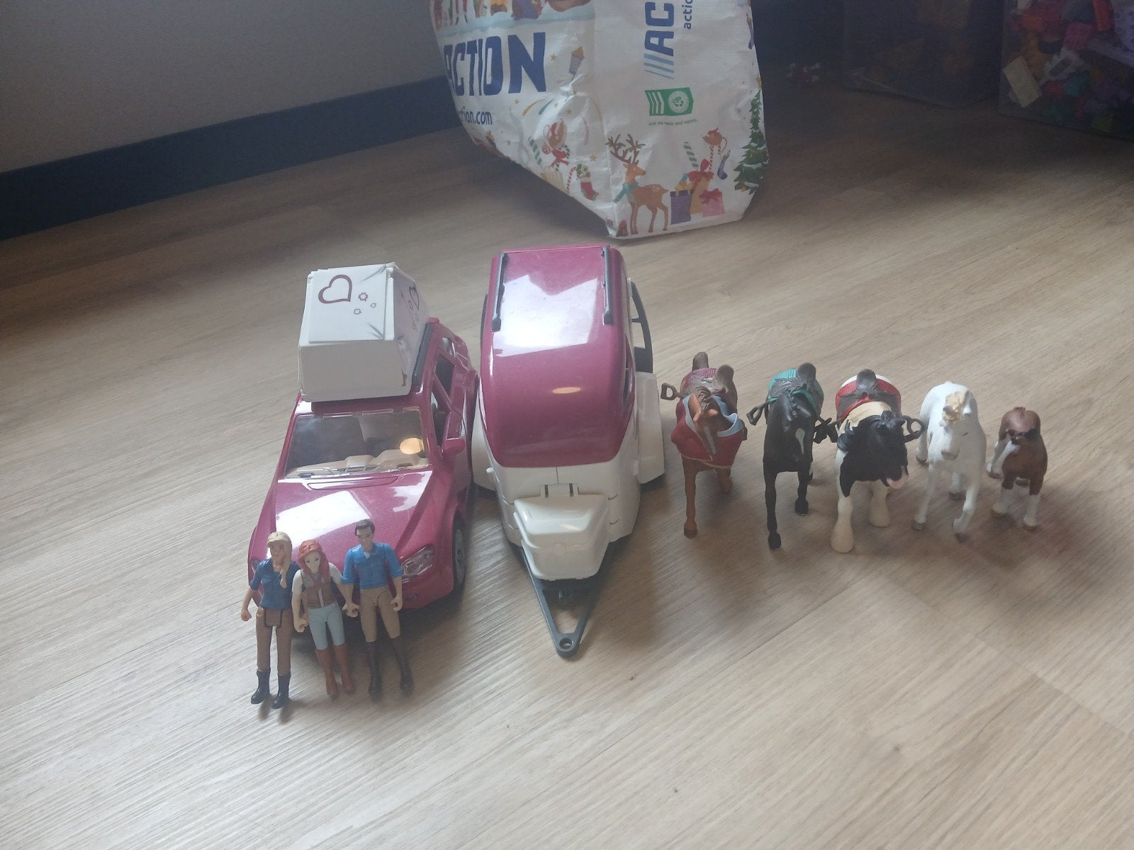 schleich poppetjes/auto + trailer, Ophalen, Zo goed als nieuw