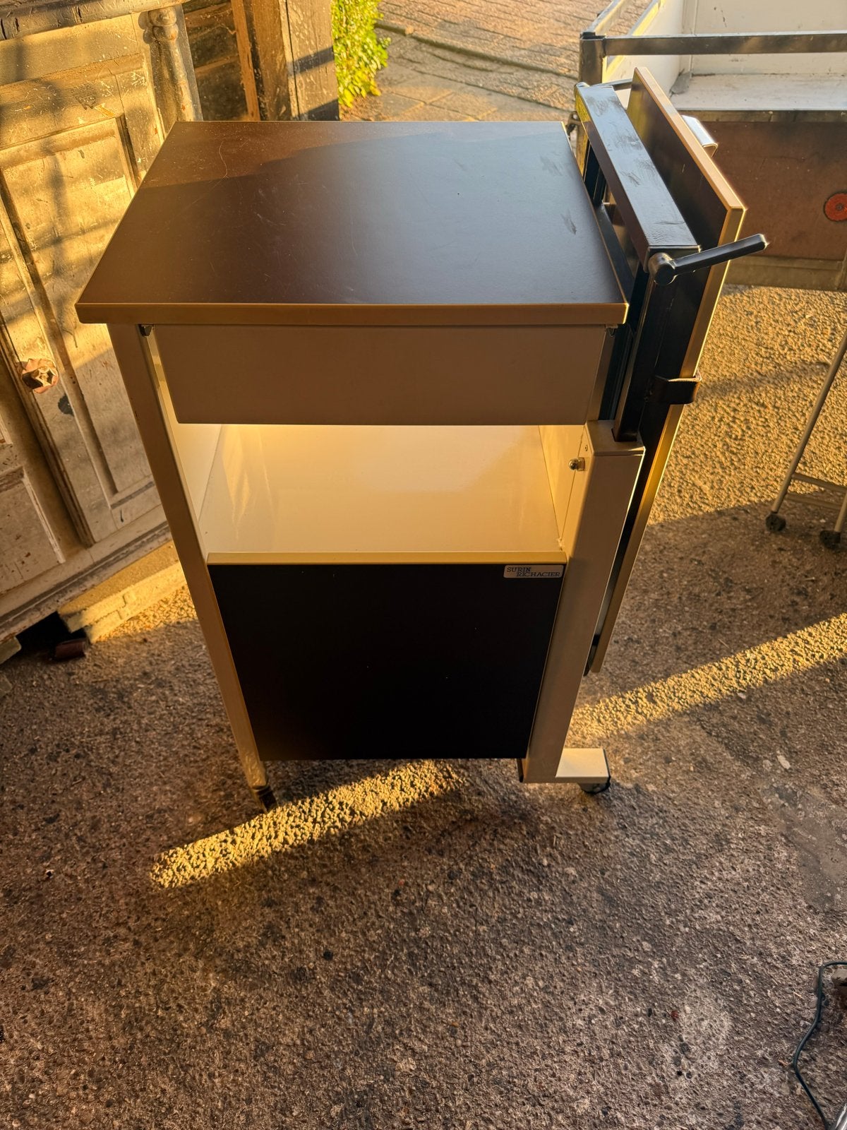 Nachtkastje uit ziekenhuis met uitschuifbaar blad, Ophalen, Gebruikt, Metaal of Aluminium, 45 tot 65 cm