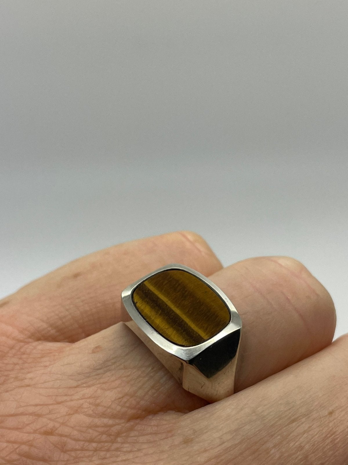G524 Prachtige zilveren zegelring tijgeroog maat 18,75, Sieraden, Tassen en Uiterlijk, Ophalen of Verzenden, Zilver, Overige typen