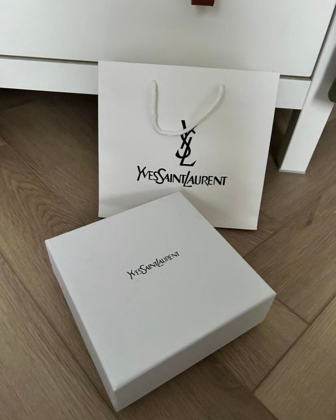 Yves Saint Laurent doos en tas. Doosje is circa 25x25, Ophalen of Verzenden, Nieuw