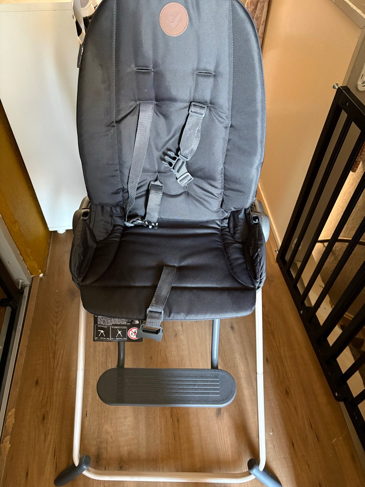 Maxi-Cosi Nesta kinderstoel met eetblad - Zwart, Kinderen en Baby's, Kinderstoelen, Ophalen, Zo goed als nieuw, Meegroeistoel