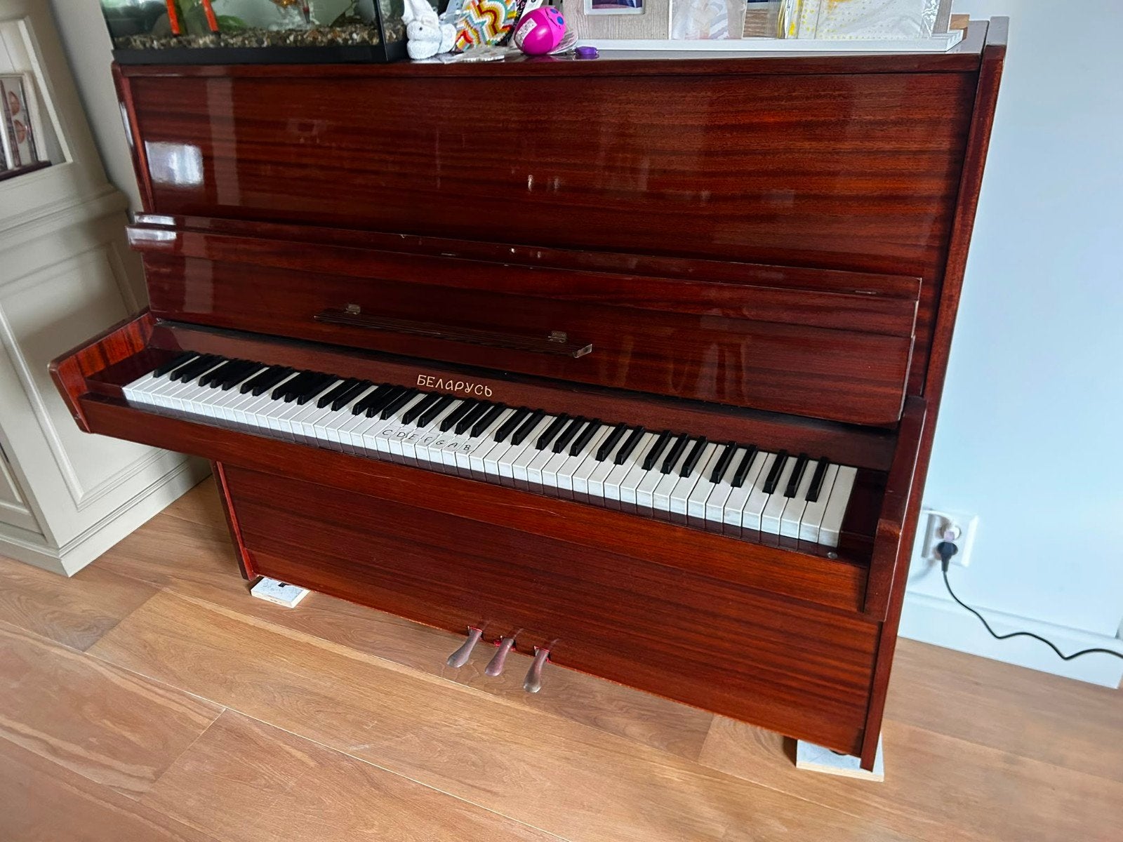 Prachtige Belarussische Piano, Muziek en Instrumenten, Piano's, Ophalen, Bruin, Zo goed als nieuw, Piano