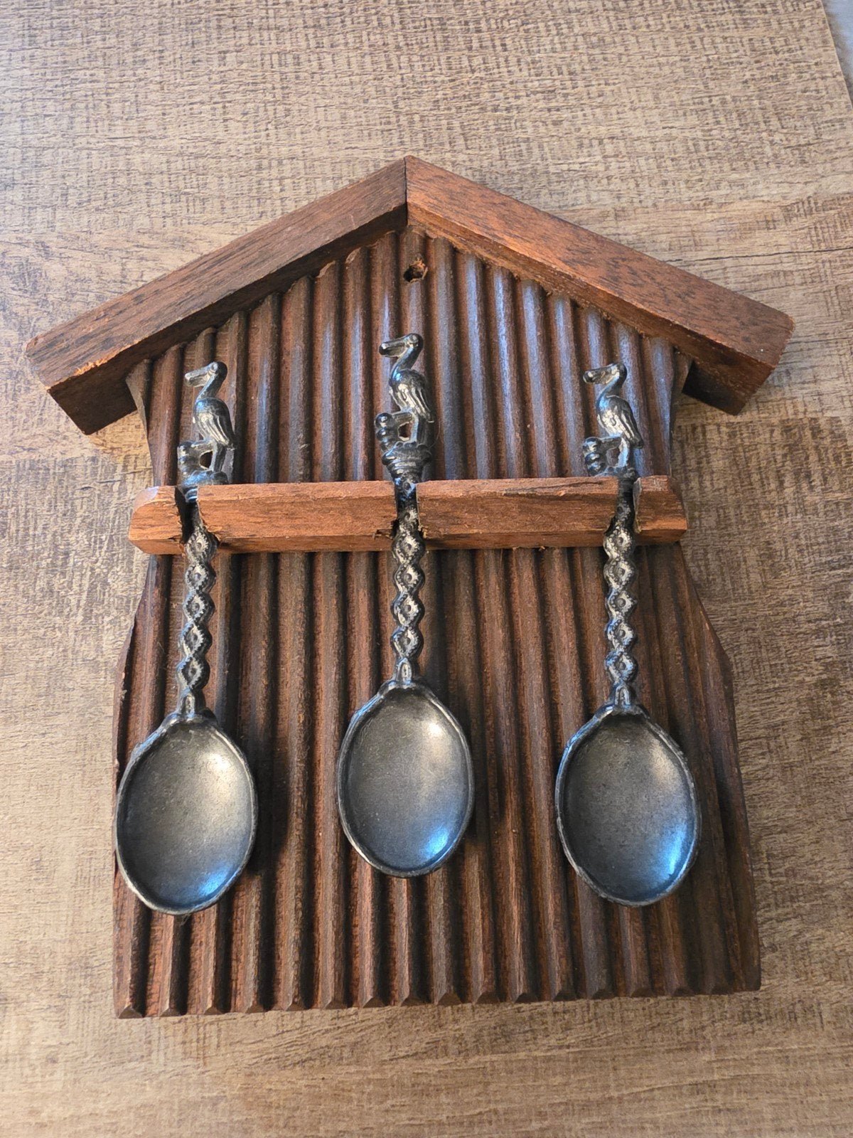 Vintage houten wandrekje met tinnen lepels, Antiek en Kunst, Antiek | Tin, Ophalen of Verzenden