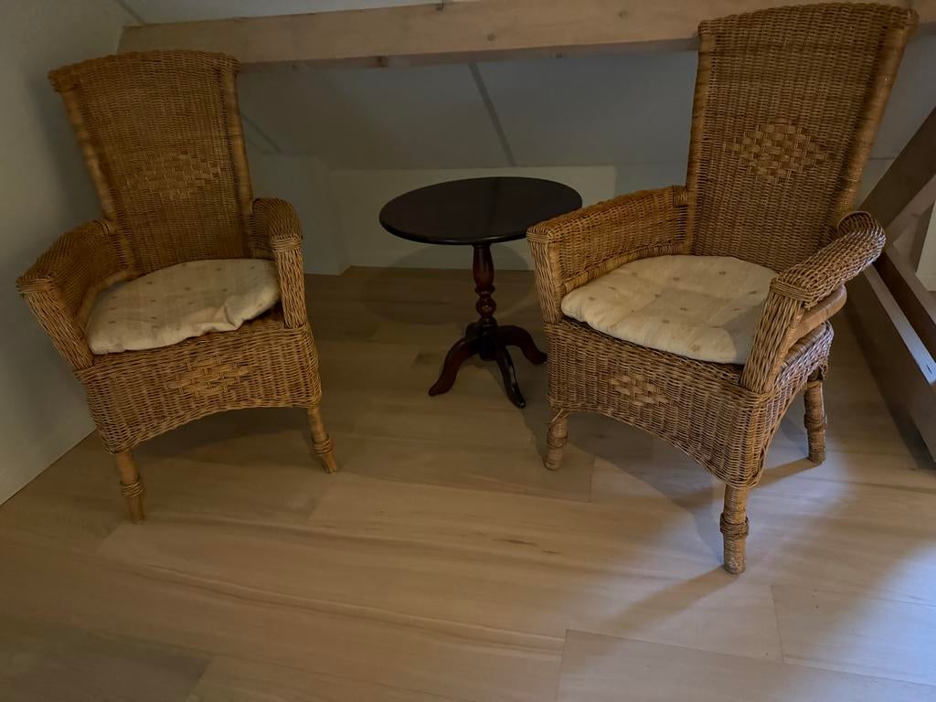 Set van 4 rieten stoelen met kussens en bijzettafel, Huis en Inrichting, Stoelen, Gebruikt, Twee, Riet of Rotan, Overige kleuren