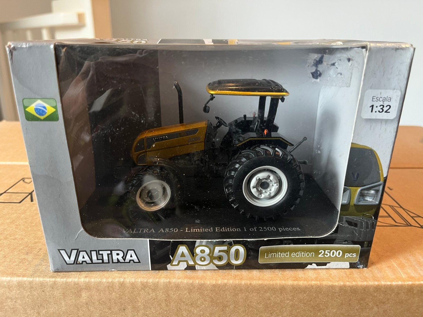 Valtra A 850 trekker Gold UH 4011 limited 2500 pcs, Ophalen of Verzenden, Nieuw, Tractor of Landbouw, Universal Hobbies
