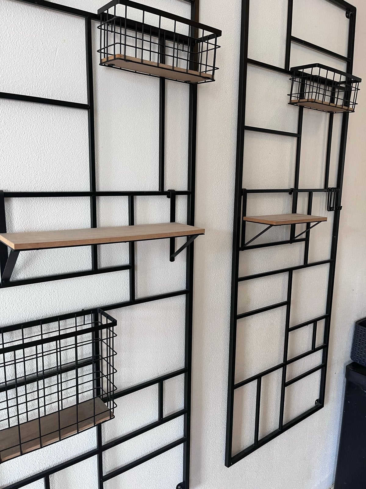 Set van 2 industriële wandrekken met planken en manden Xenos, Ophalen, Zo goed als nieuw