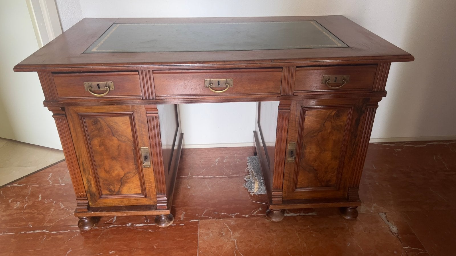 Antiek, massief houten bureau. Br 130cm,dp 70cm, hoog 77cm, Antiek en Kunst, Ophalen