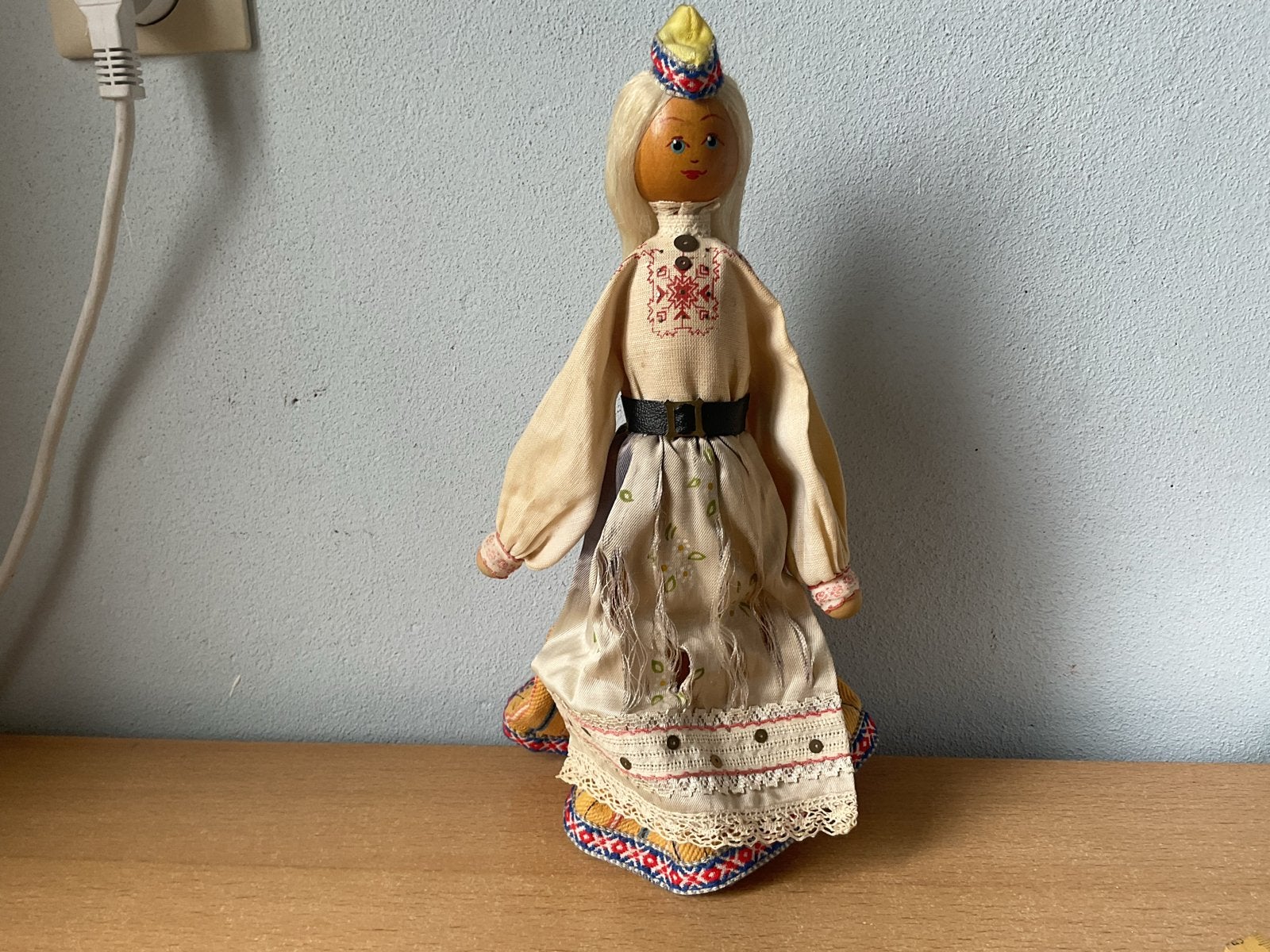 Vintage houten pop in traditionele klederdracht, Ophalen of Verzenden, Gebruikt, Pop