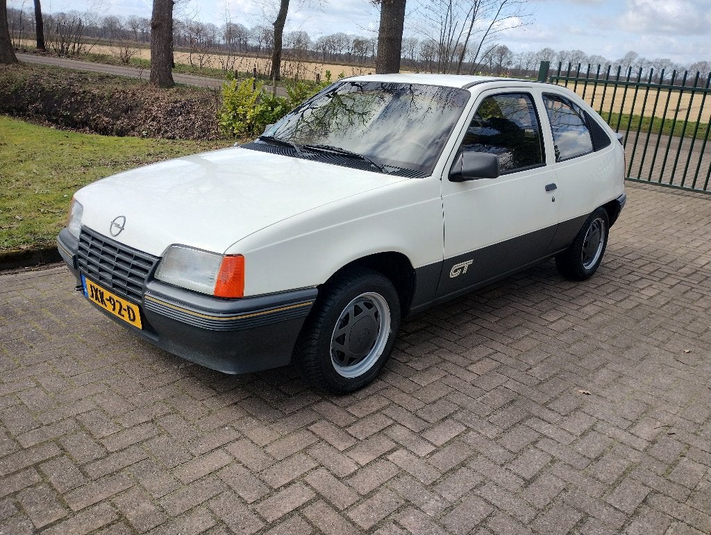 Opel 1985 1.8GT oldtimer apk tot 03-2028 boekjes aanwezig, Auto's, 978 kg, Wit, Bedrijf, Grijs