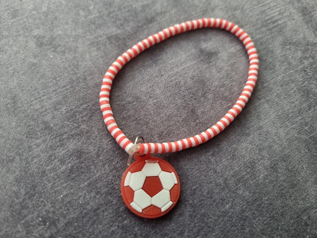 rood wit met voetbal bedel armband (voor goed doel), Overige kleuren, Nieuw, Ophalen of Verzenden, Elastiek