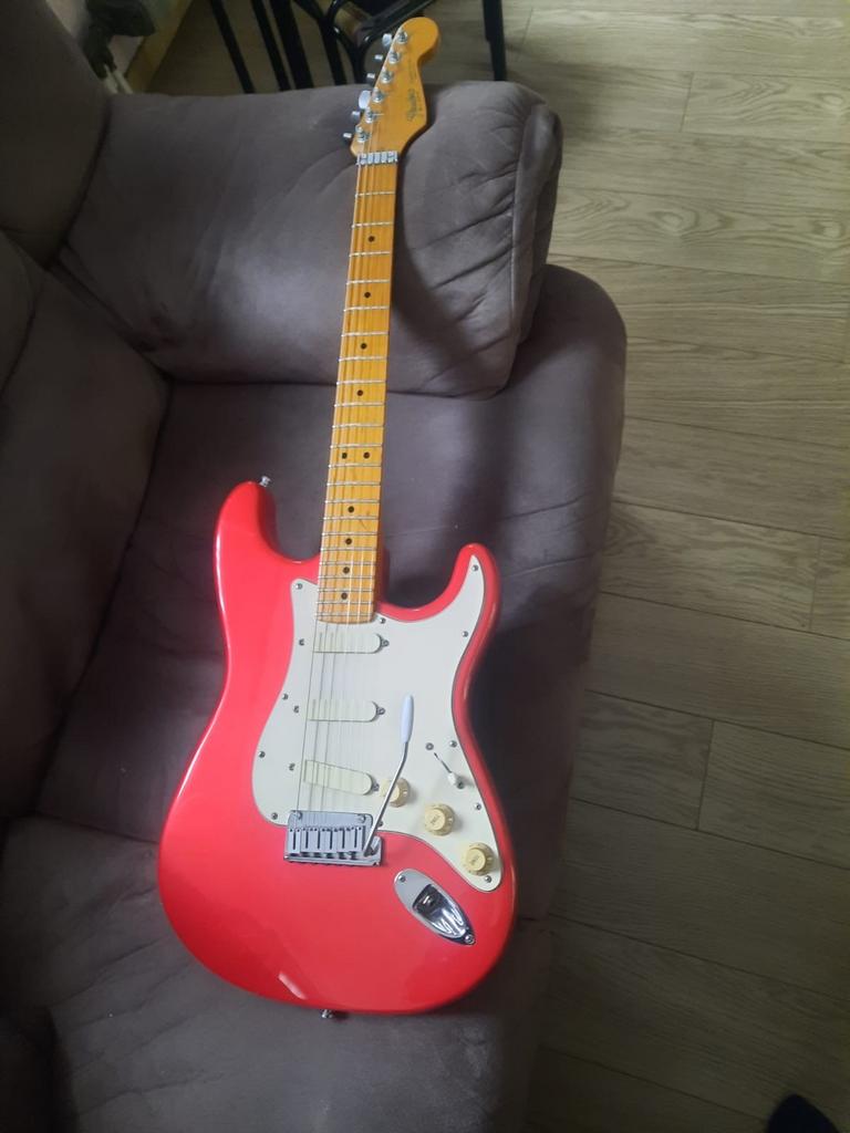 Fender Stratocaster Rood met Koffer, Ophalen, Zo goed als nieuw