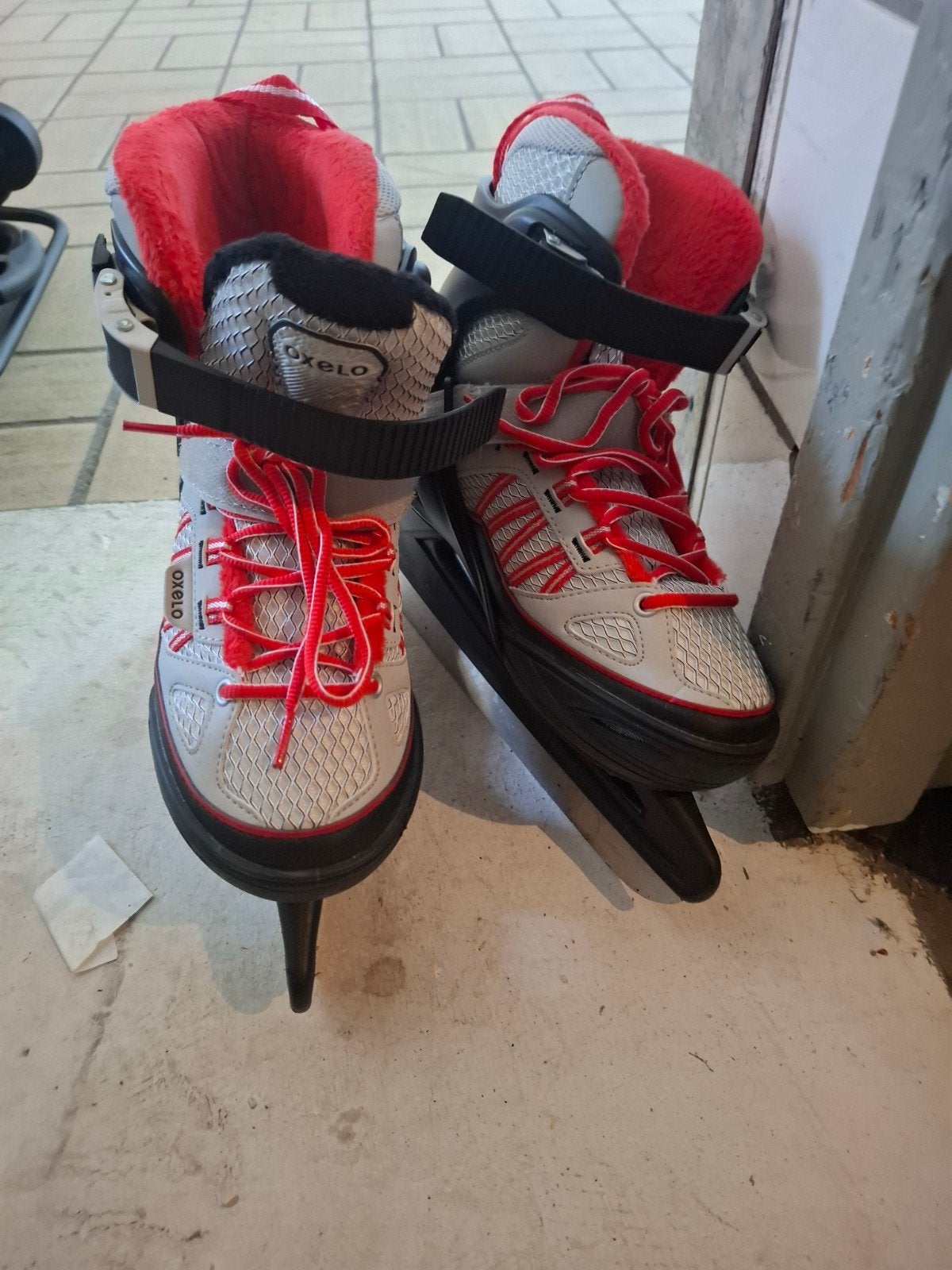 Oxelo zwart, rood grijze schaatsen. maat 38/41., Ophalen, Zo goed als nieuw, IJshockeyschaatsen, Overige merken