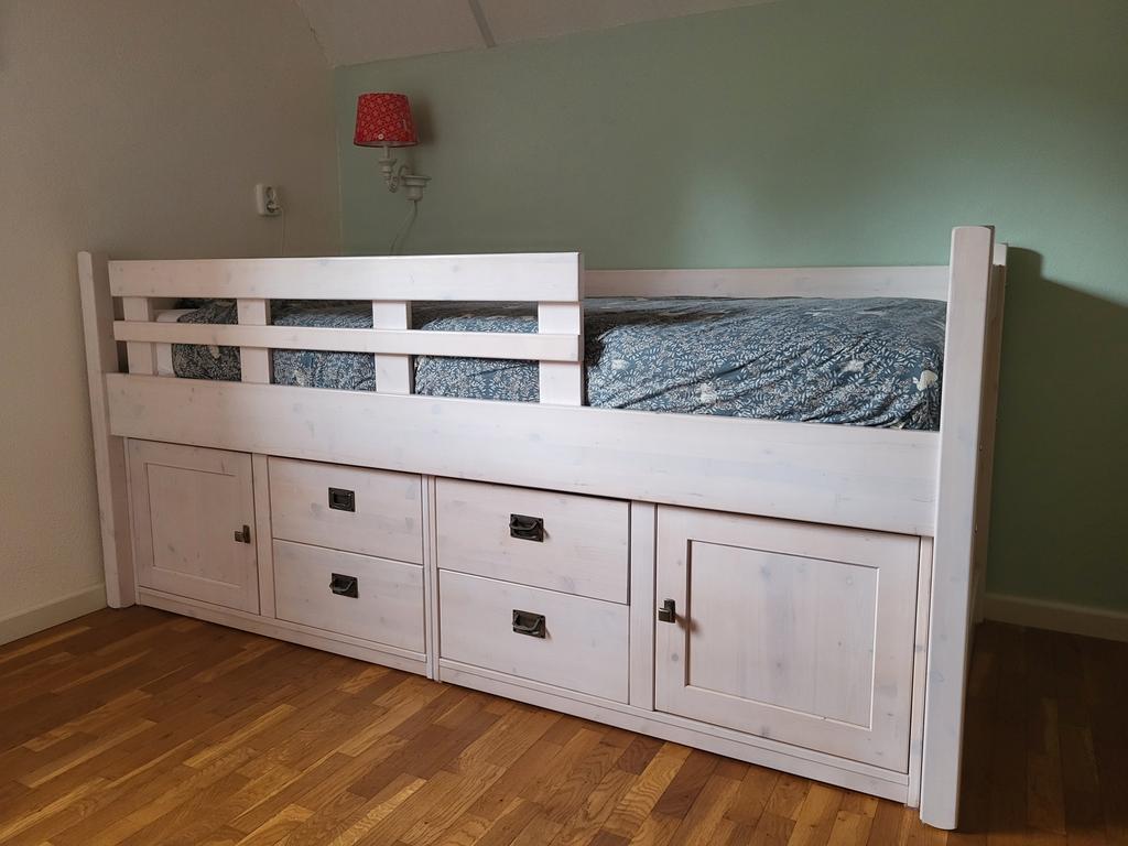 Alta whitewash kajuitbed met meidenkast, 85 tot 100 cm, Ophalen of Verzenden, Zo goed als nieuw, Lattenbodem