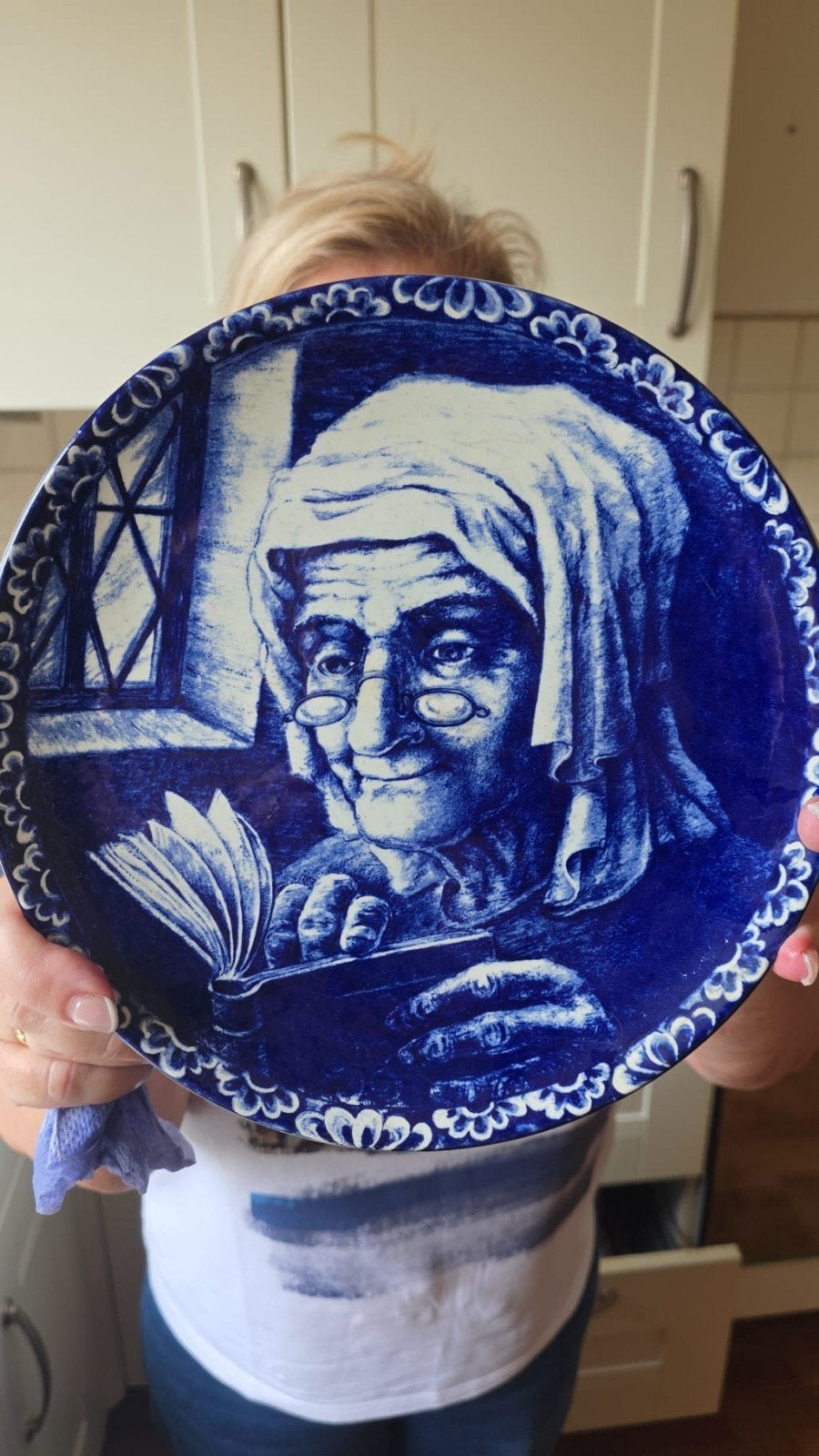Delfts Blauw sierbord met lezende vrouw, Antiek en Kunst, Ophalen of Verzenden
