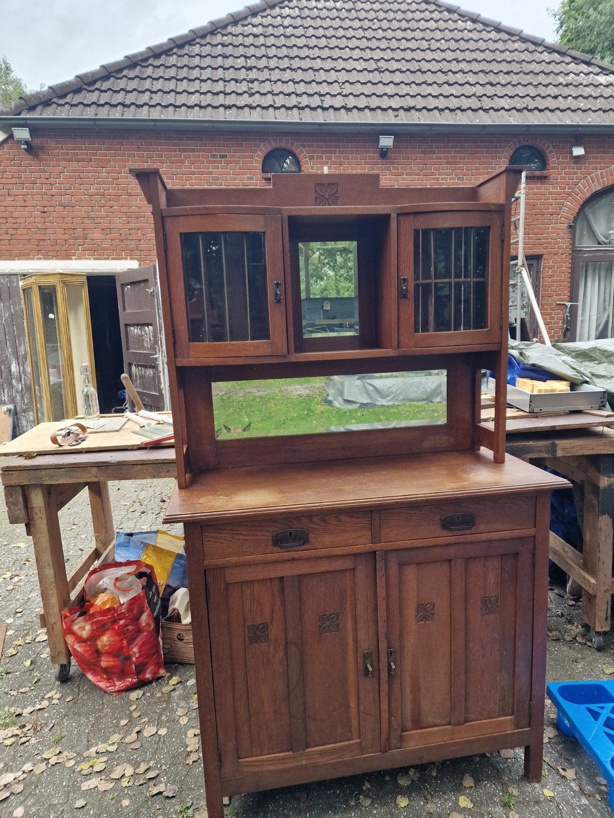 Antiek dressoir met spiegel en vitrinekast, Ophalen