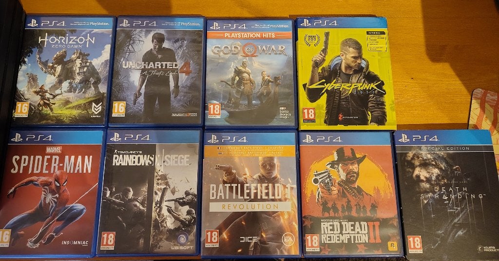 Foto 4 van Playstation 4 pro (1tb) + 3 controllers + 9 games