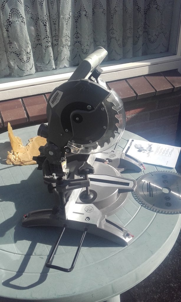 bijna nieuwe afkortzaag 1300 watt, 70 mm of meer, Zo goed als nieuw, Afkortzaag, 1200 watt of meer