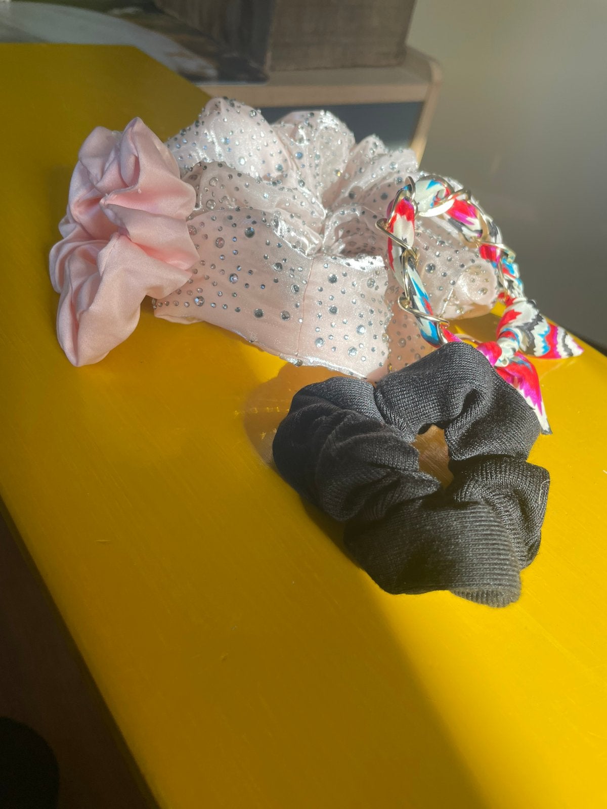 Scrunchies in verschillende kleuren, Sieraden, Tassen en Uiterlijk, Ophalen of Verzenden, Zo goed als nieuw, Overige typen