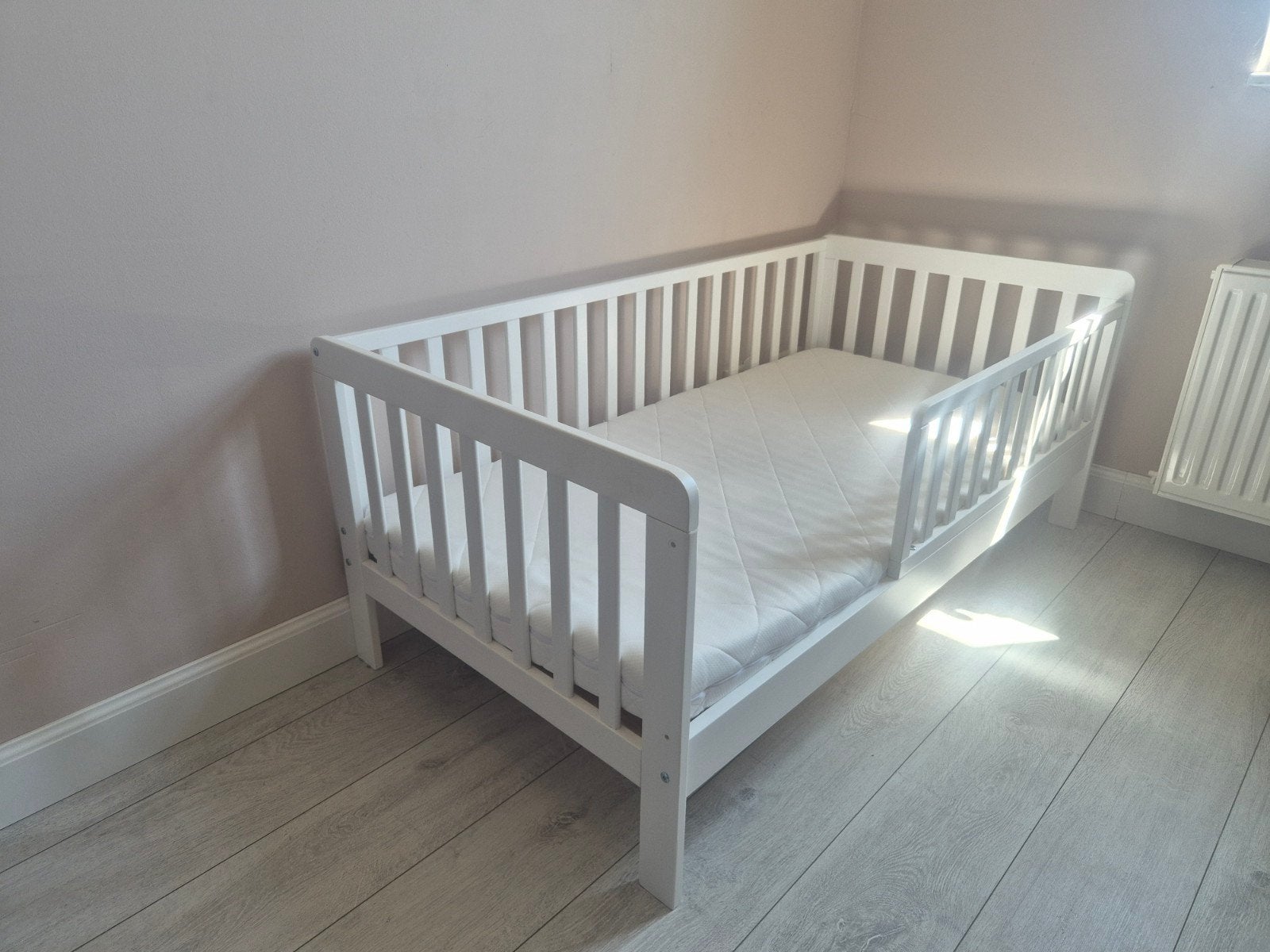 Wit kinderbed Petit Amelie met matras - Zo goed als nieuw, Ophalen, 70 tot 85 cm, 140 tot 160 cm, Zo goed als nieuw