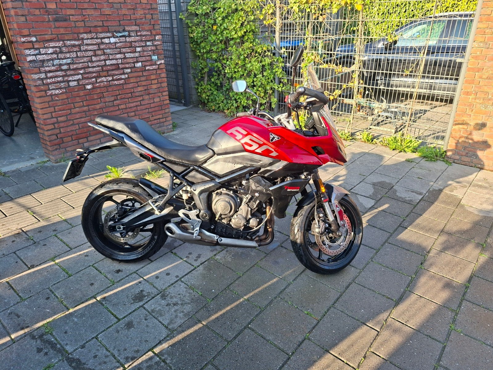 Triumph tiger 660 sport (rood) , 8 maand fabrieksgarantie., Motoren, Occasion, 660 cc, 3 cilinders, Handvatverwarming
