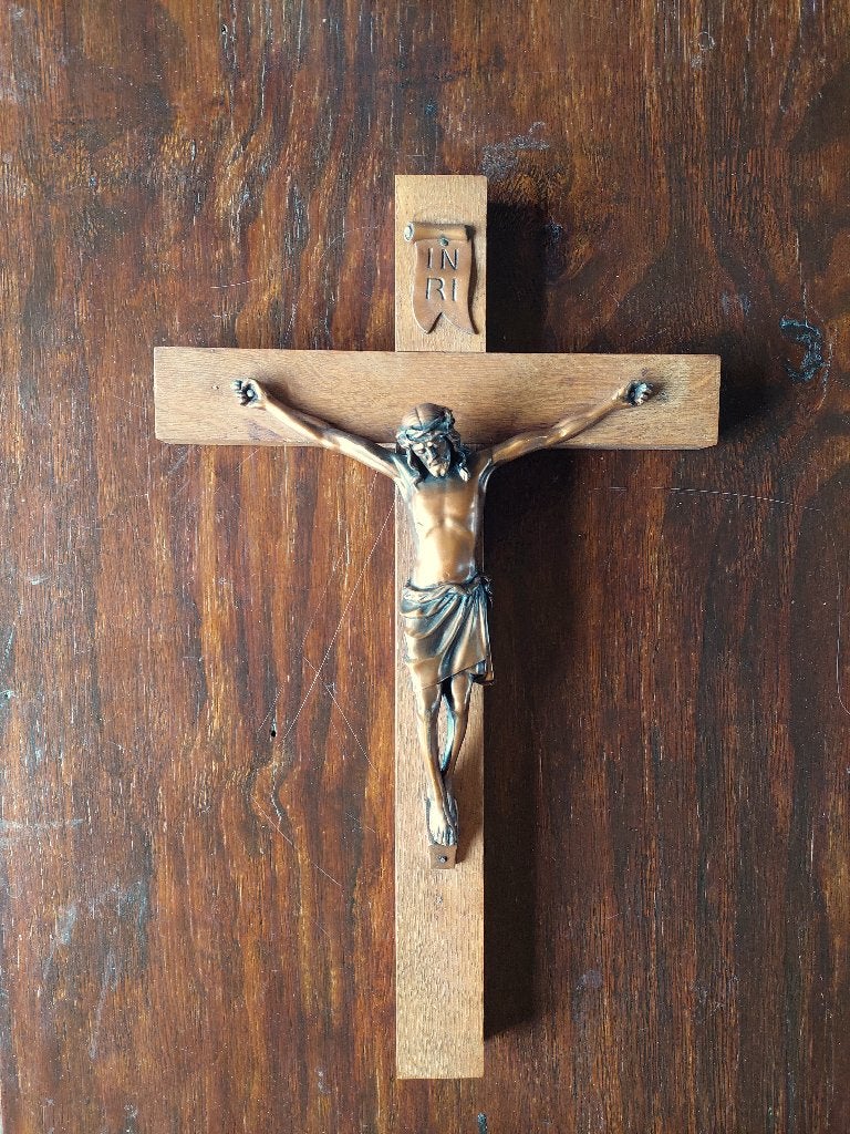 Kruisbeeld van eikenhout met metalen corpus / 42,5 x 30 cm., Ophalen of Verzenden