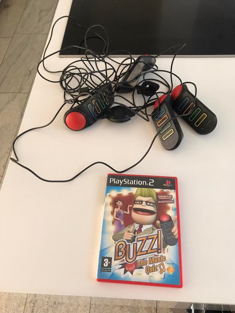 Buzz The Music Quiz met buzzers, Spelcomputers en Games, Ophalen, Muziek, Zo goed als nieuw, 3 spelers of meer