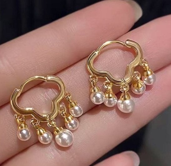 Mooie 18K goud verguld oorbellen met parel balletjes, Overige materialen, Nieuw, Ophalen of Verzenden, Met edelsteen