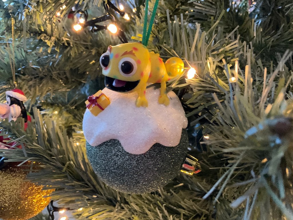 Disney Rapunzel - kerstbal - ornament op bal - Pascal, Ophalen of Verzenden, Overige figuren, Zo goed als nieuw, Beeldje of Figuurtje