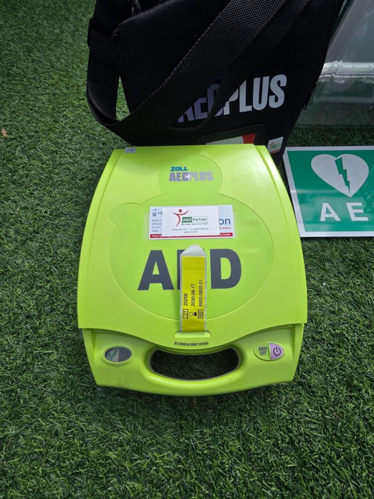 Zoll AED Plus met wandkast en AED-bord, Ophalen, Zo goed als nieuw