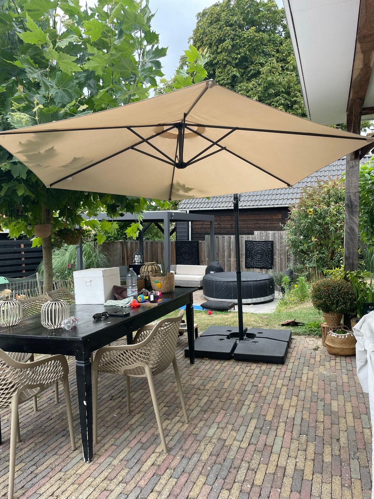 Grote beige zweefparasol met voet - 290 cm diameter, Tuin en Terras, Ophalen, Zo goed als nieuw, 2 tot 3 meter, Zweefparasol