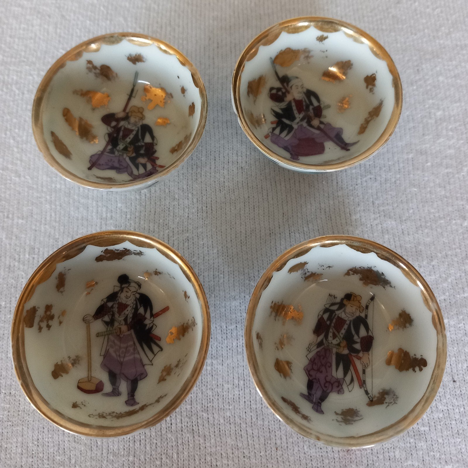Set van 4 antieke Japanse sake kopjes met goud en figuren, Ophalen of Verzenden