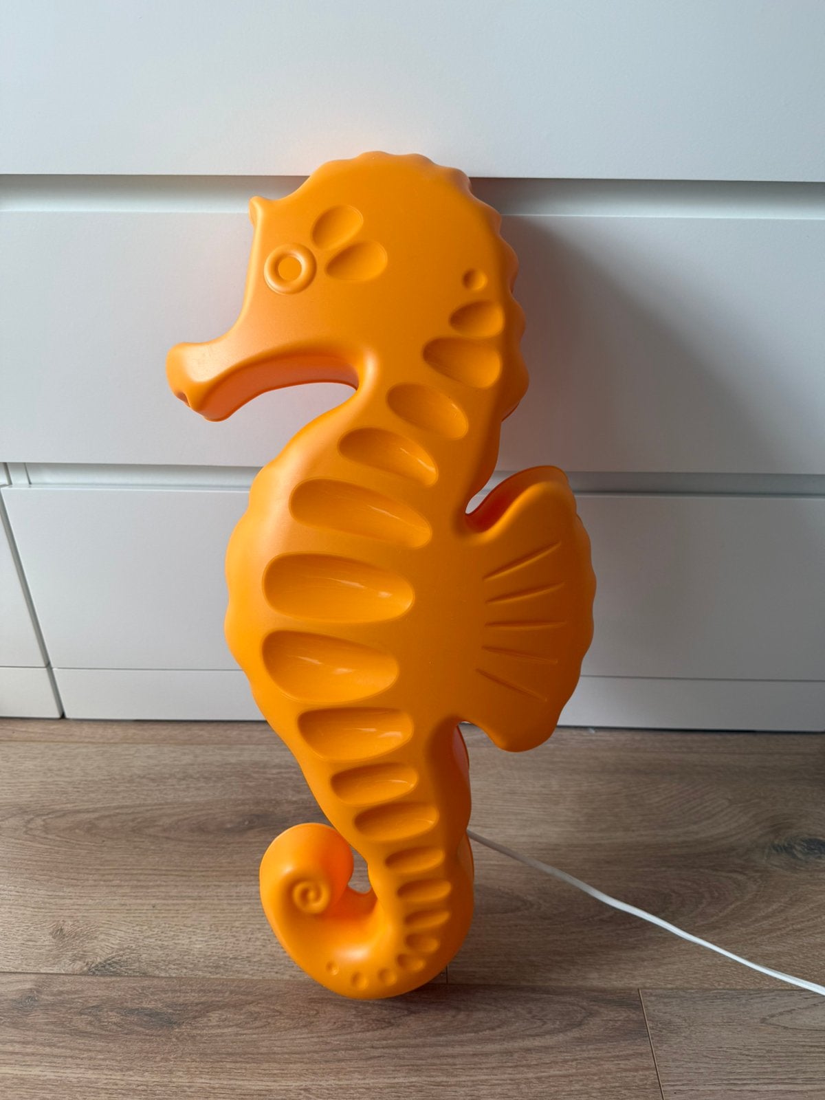 Ikea oranje zeepaard wandlamp 60cm, Ophalen, Gebruikt, Wandlamp, Oranje