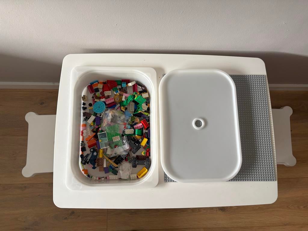 Legotafel met opbergbak en stoeltjes, Kinderen en Baby's, Speelgoed | Duplo en Lego, Ophalen of Verzenden, Gebruikt, Overige typen