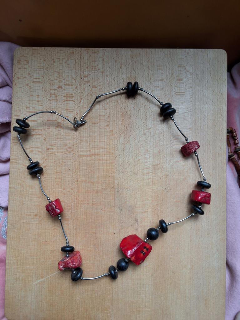 Unieke ketting rode bamboe koraal, zwarte lava steen vintage, Ophalen of Verzenden, Gebruikt, Rood, Steen of Mineraal