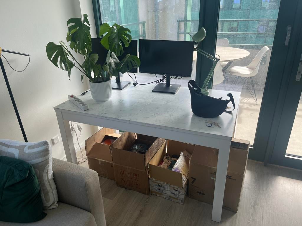 White faux marble table, Ophalen, 100 tot 150 cm, 50 tot 100 cm, Zo goed als nieuw