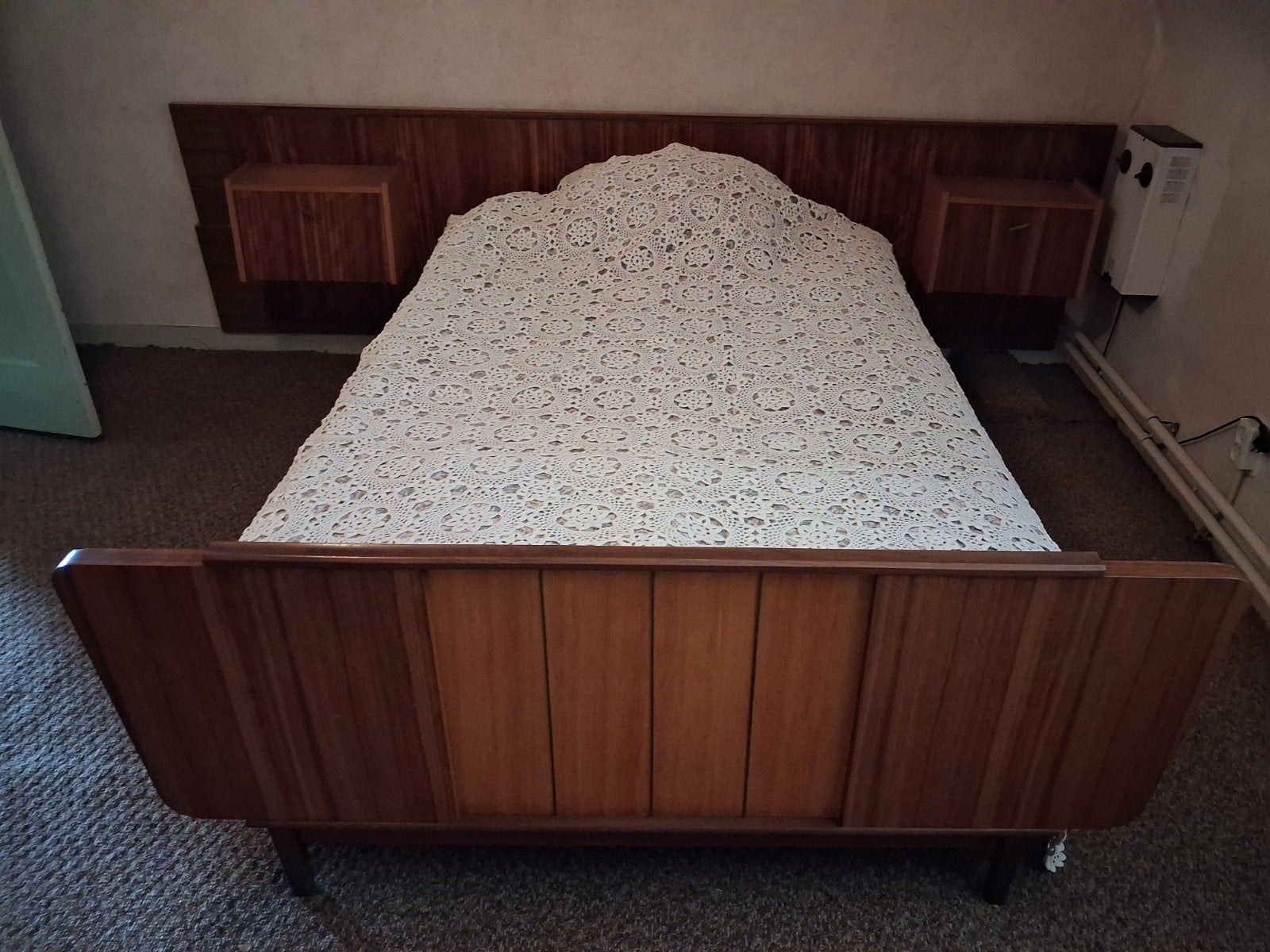 vintage 2 persoons bed,3 deuren linnenkast& klepkastjes, Ophalen