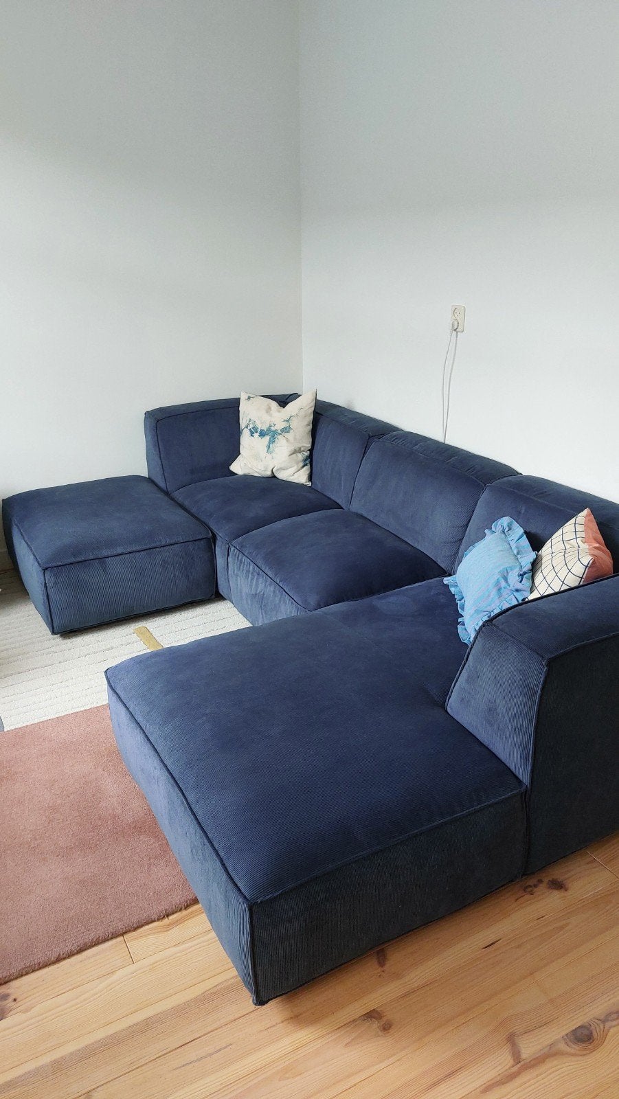 Hoekbank donkerblauw ribfluweel met hocker, Huis en Inrichting, Banken | Bankstellen, Ophalen, Zo goed als nieuw, Vierpersoons of meer