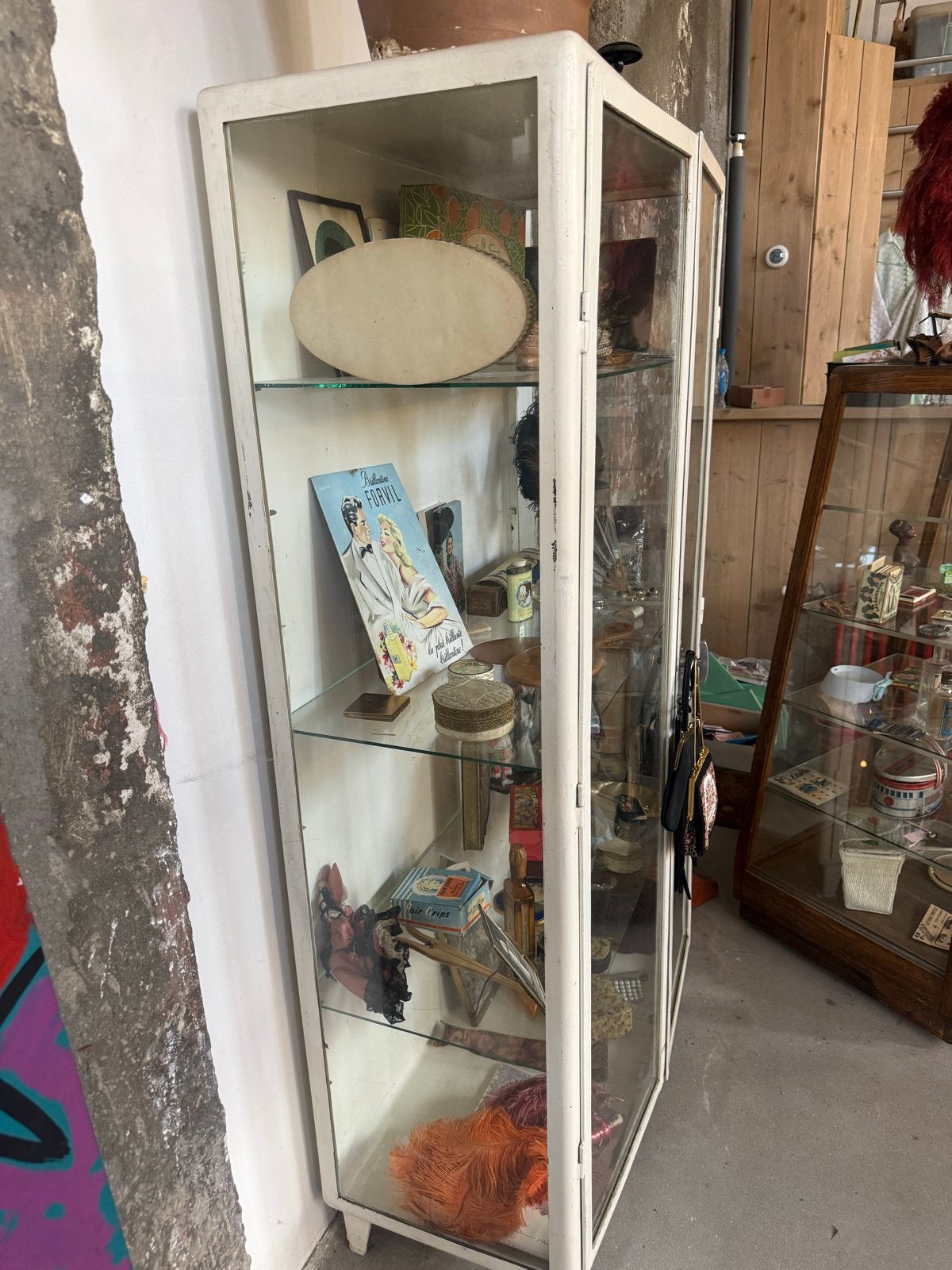 Vintage medicijnkast / vitrinekast met glazen planken, Ophalen