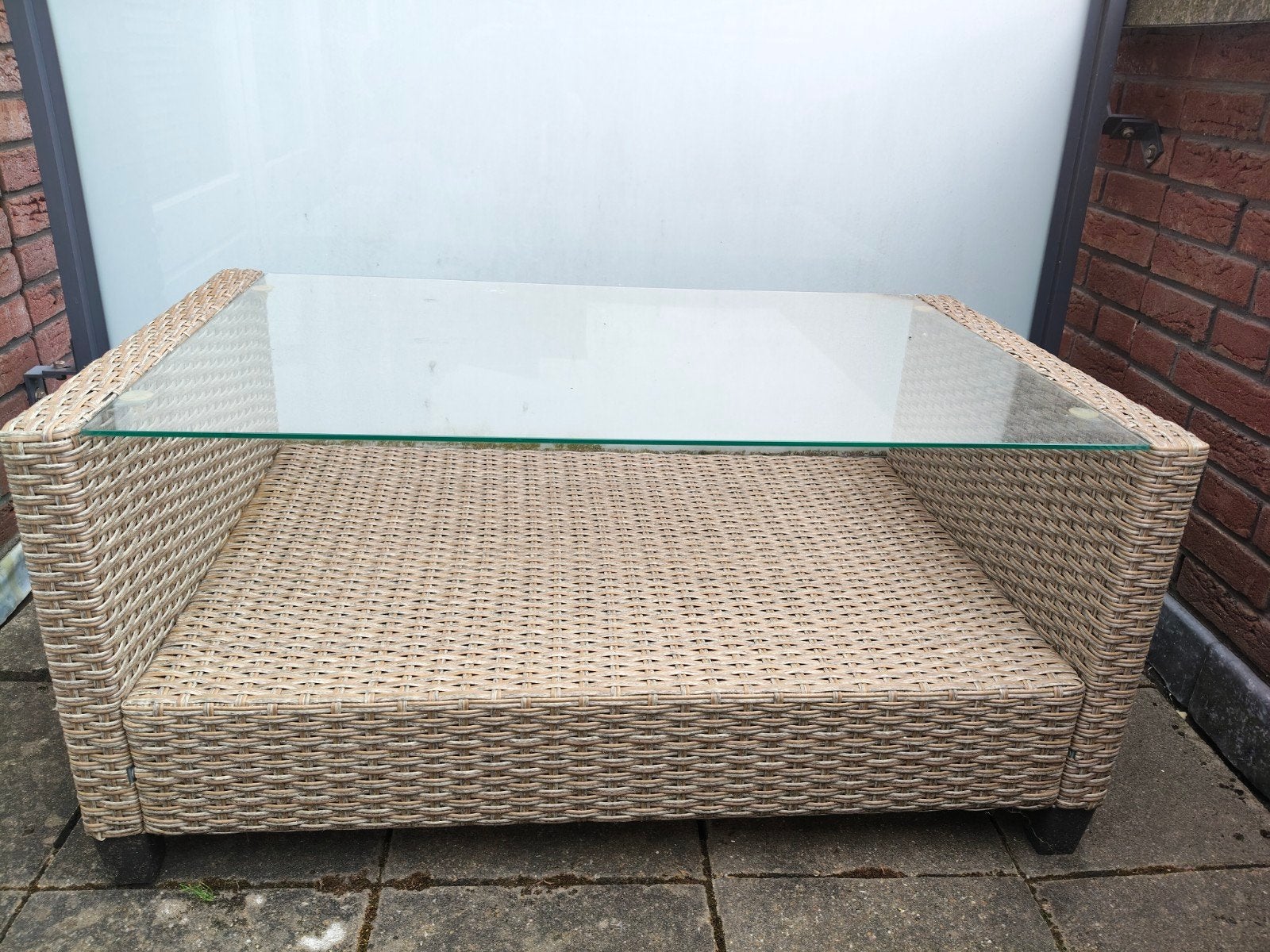 Wicker salontafel met glazen blad, Tuin en Terras, Ophalen, Zo goed als nieuw, Rechthoekig, Wicker
